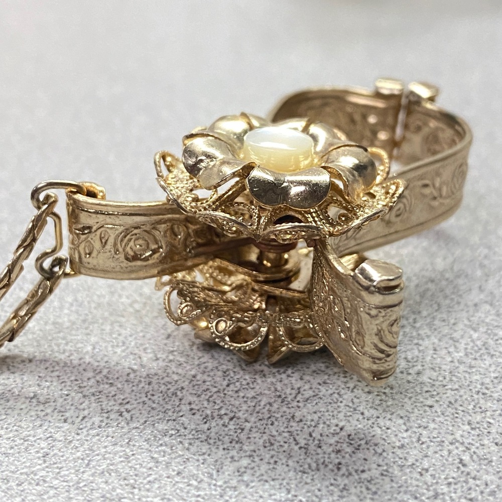 Vintage Gold Tone Floral Glove Clip‎ Holder with Chain and Faux Pearl Accent - Picture 5 of 8